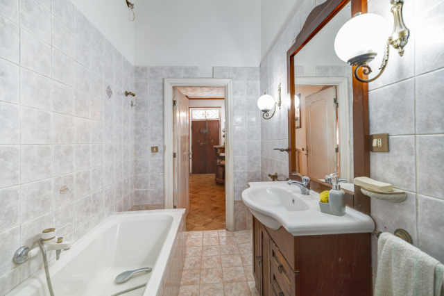 Villa indipendente da ristrutturare 23