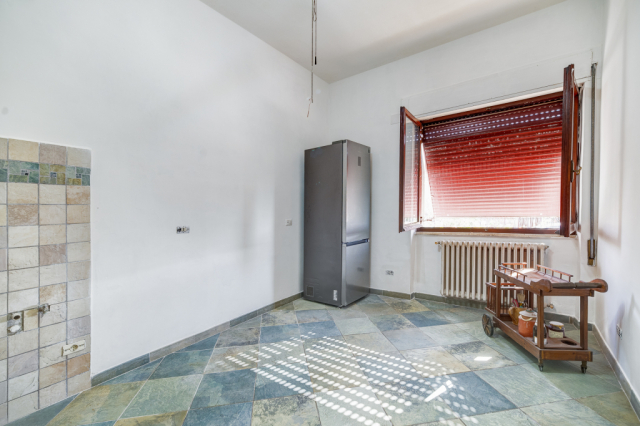 Villa indipendente da ristrutturare 24
