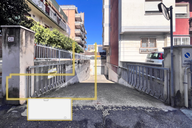 Garage doppio accesso semicentrale
